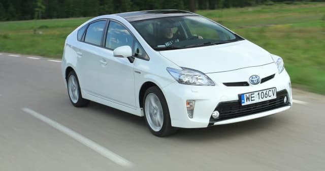 Czy warto kupić Toyota Prius? Sprawdź zalety i wady hybrydy