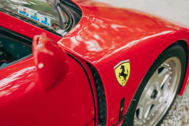 Jak wygląda znaczek Ferrari? Odkryj jego tajemnice i symbolikę Jak wygląda znaczek Ferrari? Odkryj jego tajemnice i symbolikę